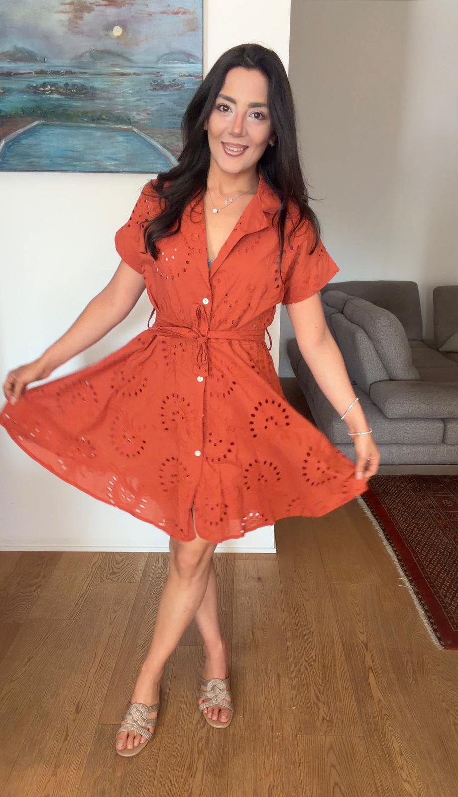 Abito Lily in 100% Cotone Sangallo maniche corte e cinturino in vita