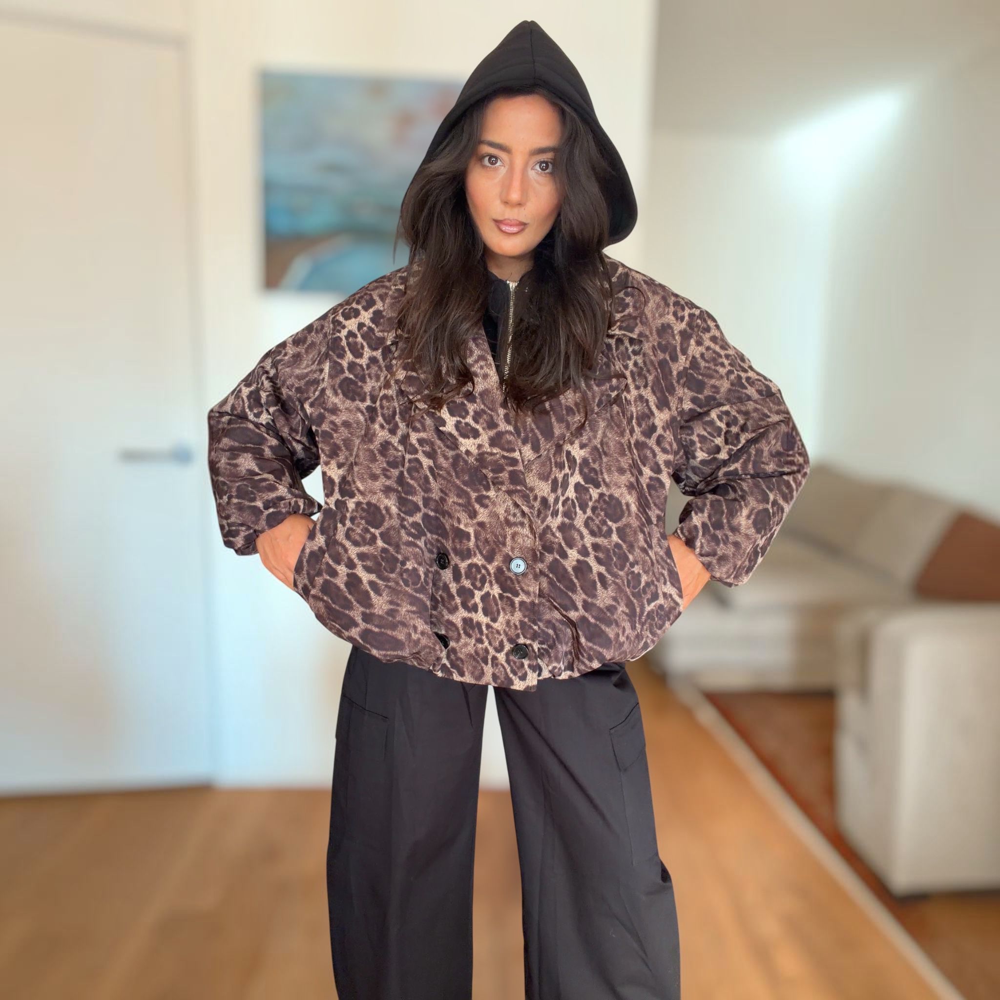 [NenaShop] LEO Giacca Felpata Corta con Fantasia Leopardata con Cappuccio e Felpa Interna