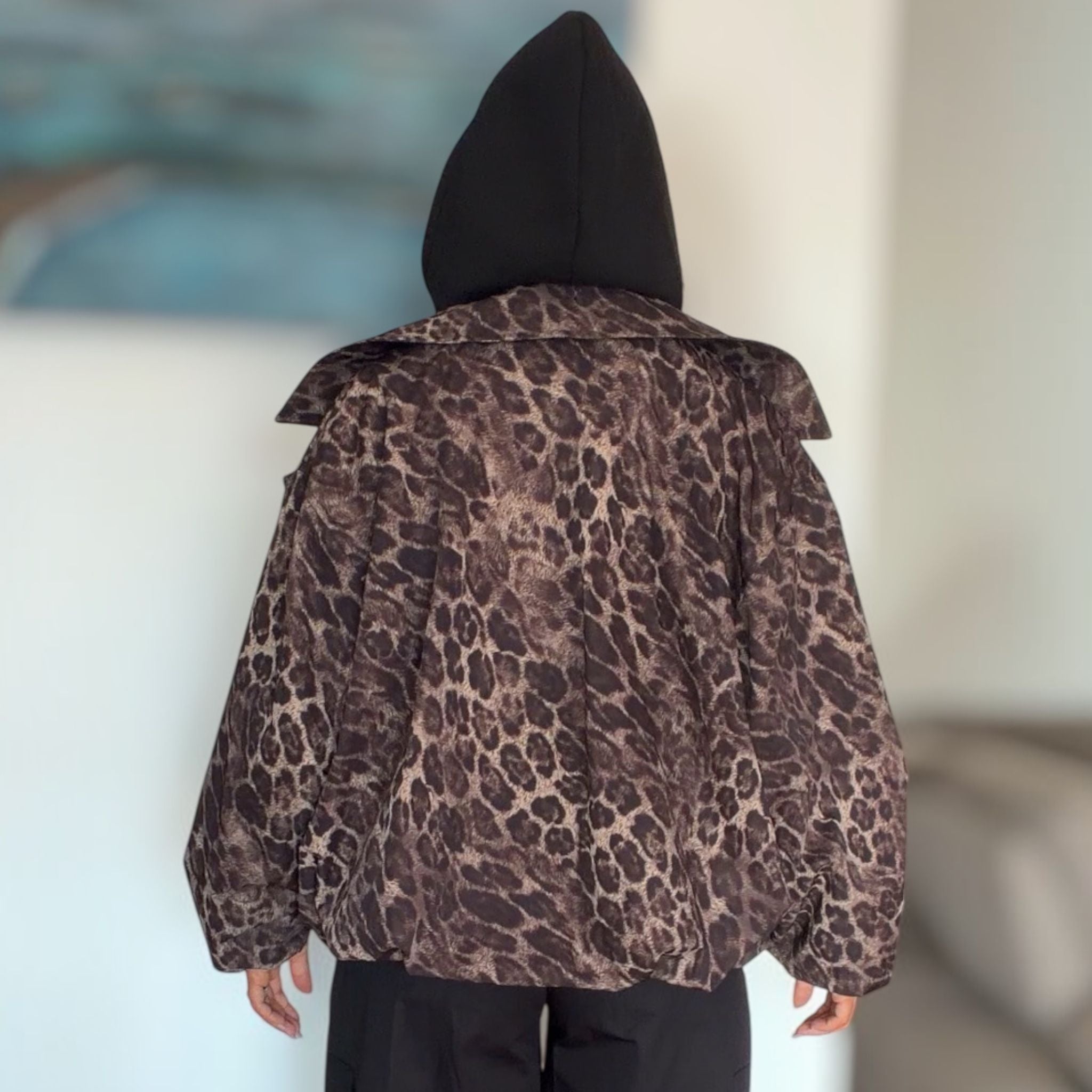 [NenaShop] LEO Giacca Felpata Corta con Fantasia Leopardata con Cappuccio e Felpa Interna