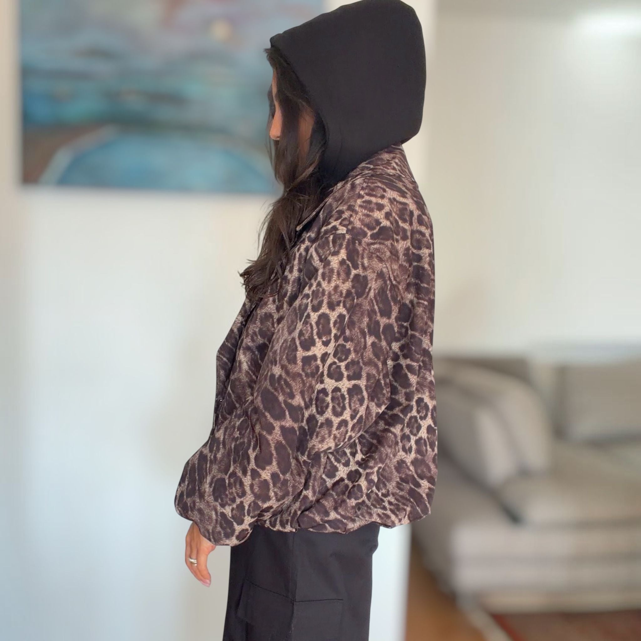 [NenaShop] LEO Giacca Felpata Corta con Fantasia Leopardata con Cappuccio e Felpa Interna