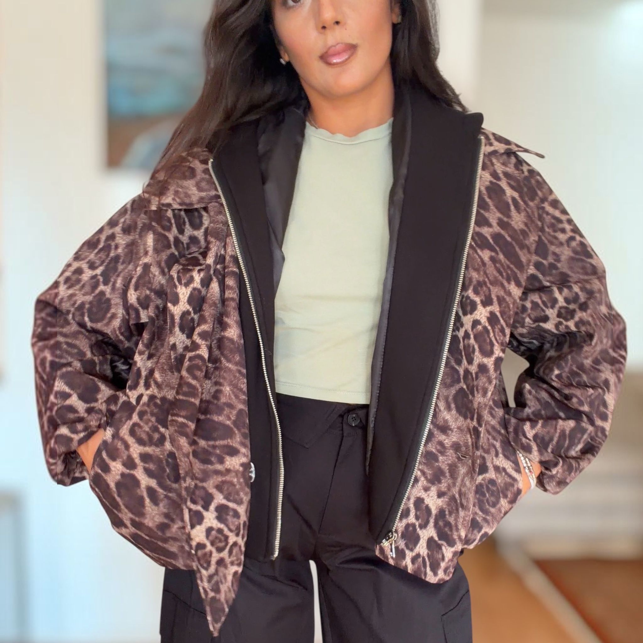 [NenaShop] LEO Giacca Felpata Corta con Fantasia Leopardata con Cappuccio e Felpa Interna