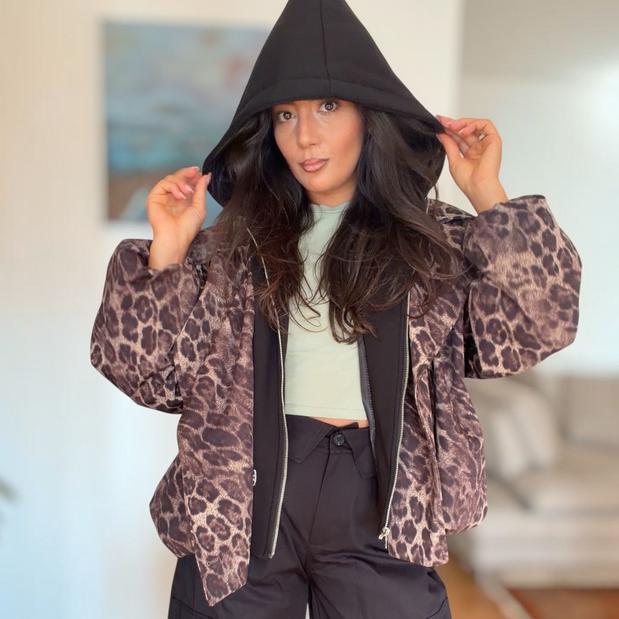 [NenaShop] LEO Giacca Felpata Corta con Fantasia Leopardata con Cappuccio e Felpa Interna