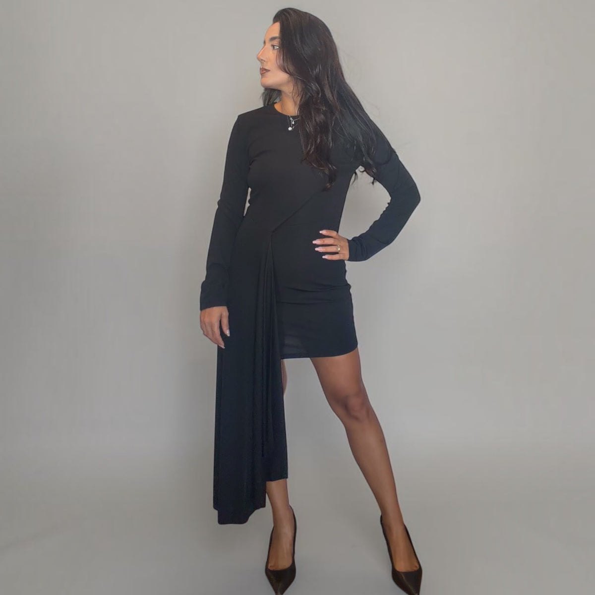 [NenaShop] TINA - Abito Corto con Strascico Laterale in color nero a manica lunga