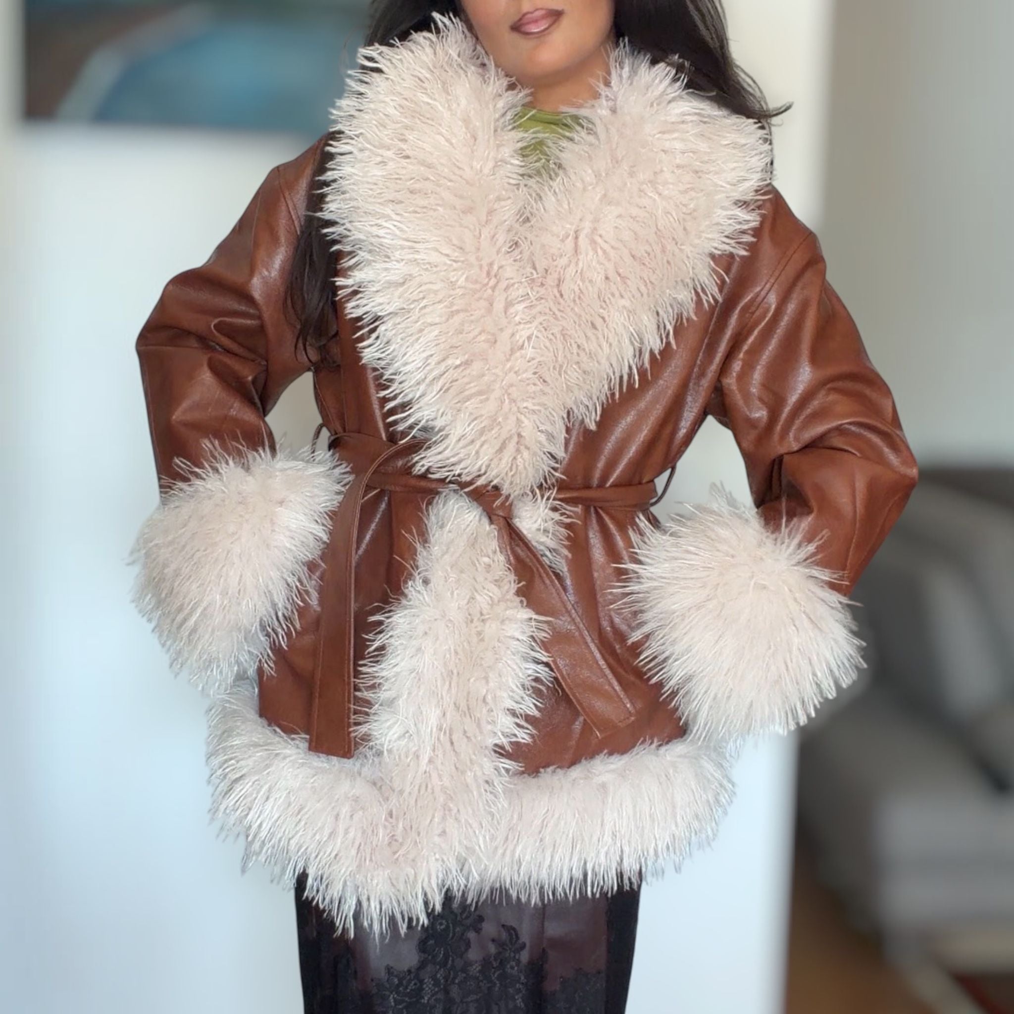 [NenaShop] URBAN YETI Cappotto In Ecopelle Con Dettagli In Finta Pelliccia Foderato All Interno Con Finta Pelliccia Taglia Unica